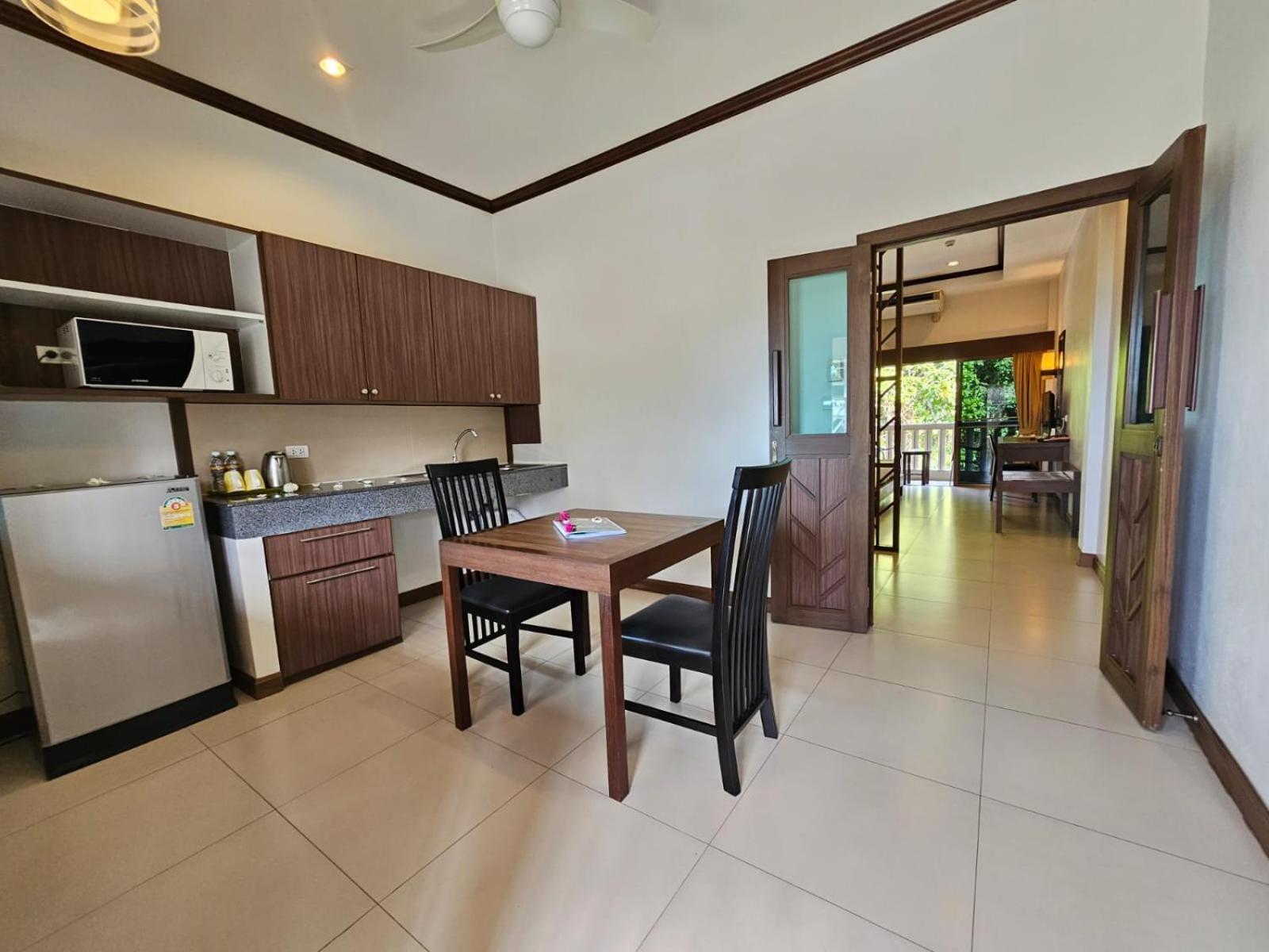 Ratana Hill Patong Aparthotel Exterior photo