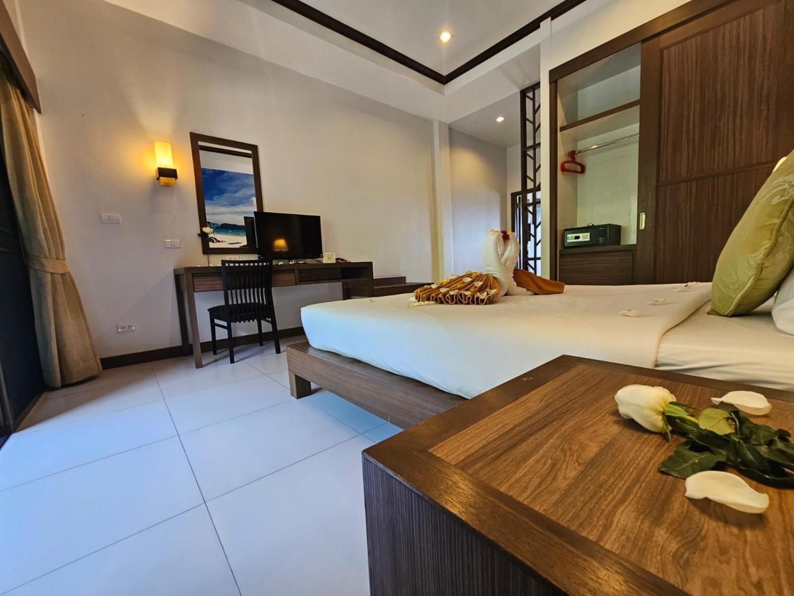 Ratana Hill Patong Aparthotel Exterior photo
