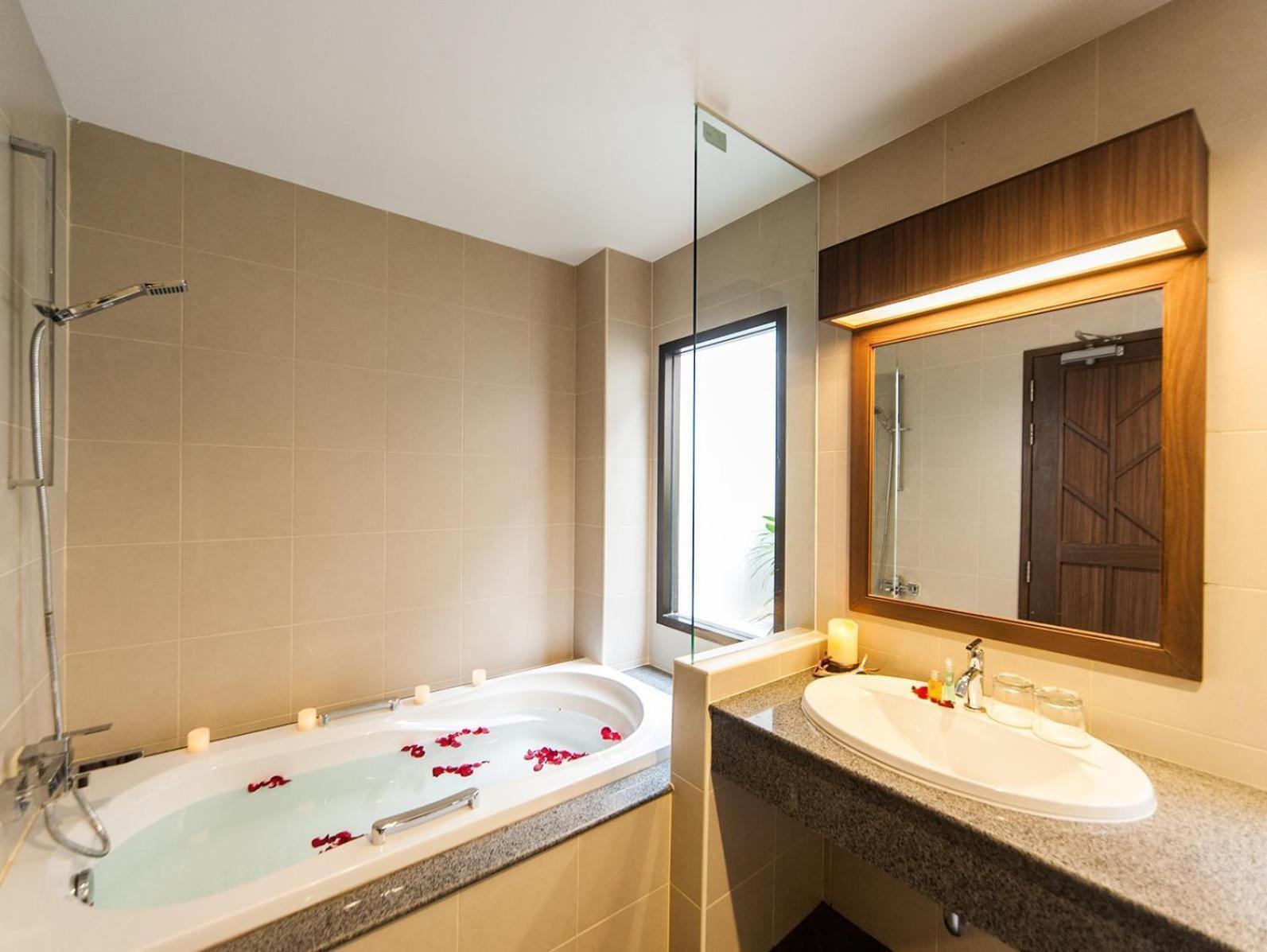 Ratana Hill Patong Aparthotel Exterior photo
