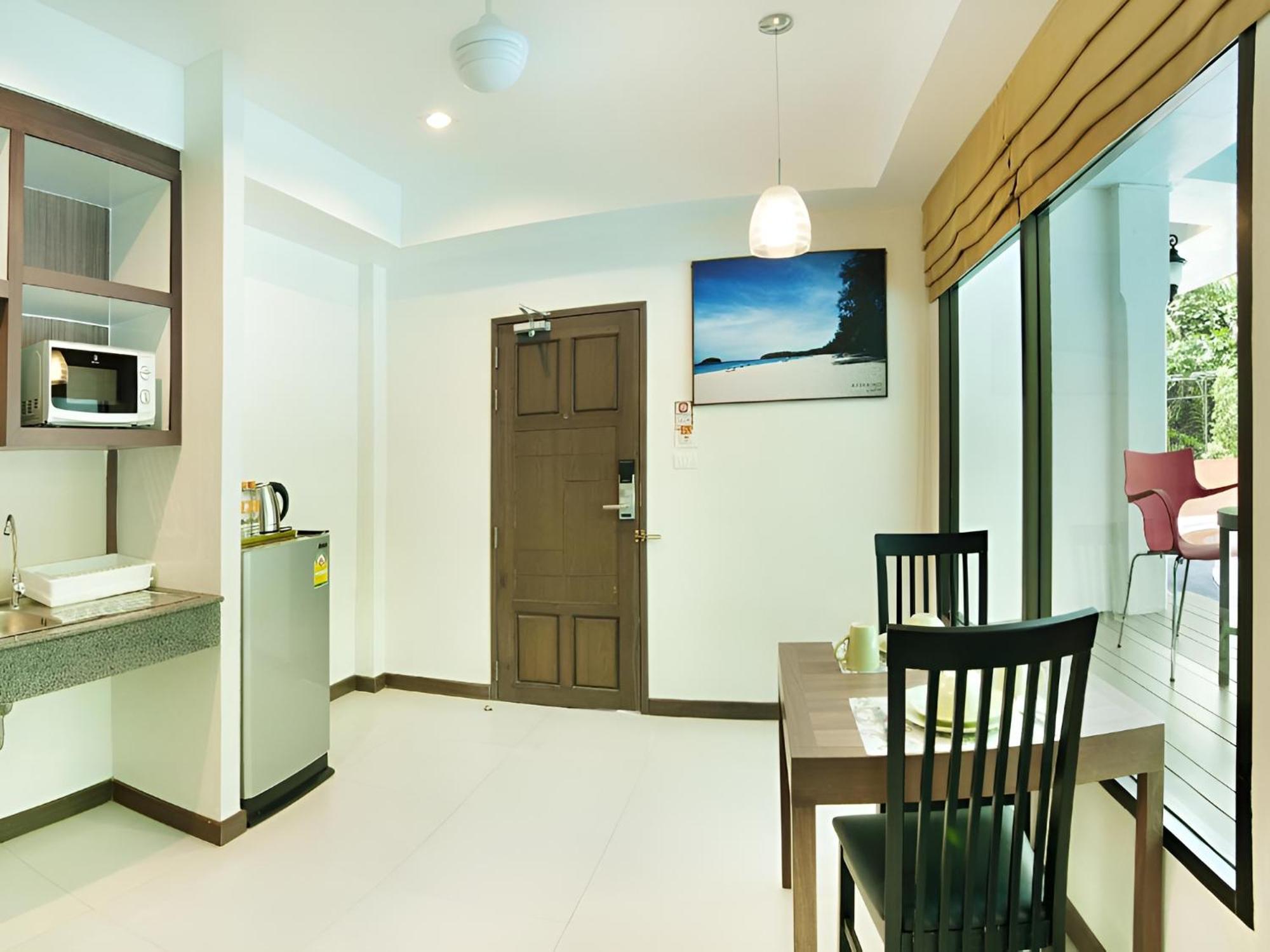 Ratana Hill Patong Aparthotel Exterior photo