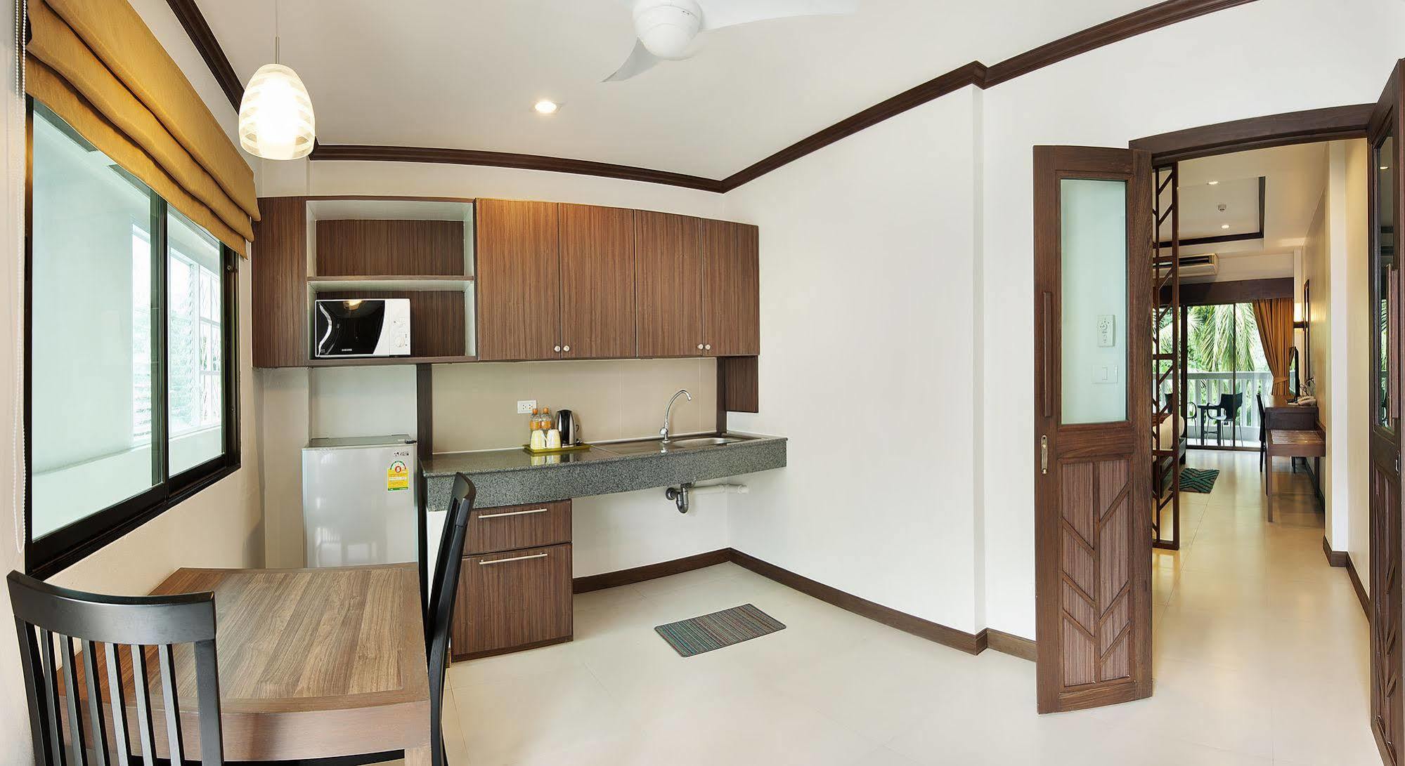 Ratana Hill Patong Aparthotel Exterior photo